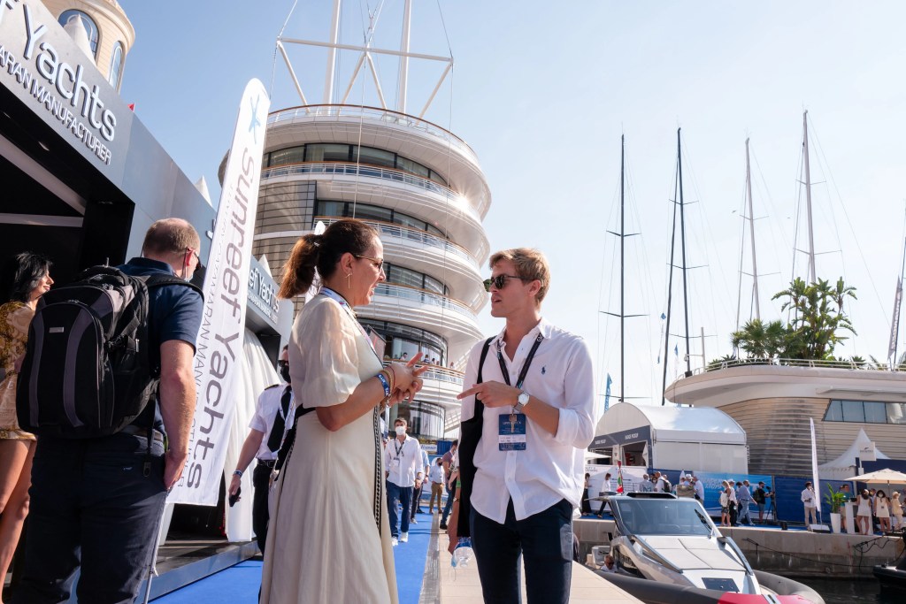 Un élève est en train d'avoir une conversation avec une de ses professeurs à un évènement de yachting à Monaco.
